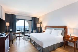 Krevet ili kreveti u jedinici u okviru objekta Radisson Blu Resort, Malta St. Julian's