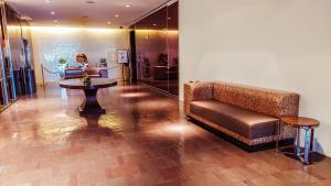 eine Lobby mit einem Sofa und einem Tisch in der Unterkunft Luxury 53rd Flr Condo with Amazing Sunset View & Balcony NO ReFee at Palms Place in Las Vegas