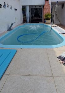 una piscina con un poolvisor azul en el suelo en casa com piscina e churrasqueira adoravel en Búzios