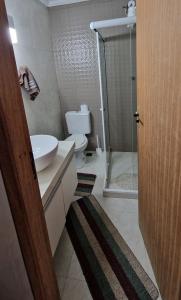 ブジオスにあるcasa com piscina e churrasqueira adoravelのバスルーム(トイレ、洗面台、シャワー付)