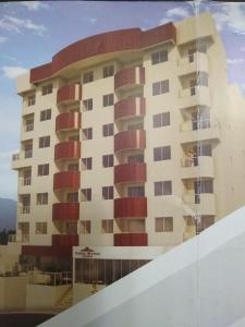 een gebouw met rode balkons aan de zijkant bij Serra Madre Residence in Rio Quente