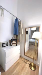 uma sala de vestir com um espelho e uma cómoda em Divini Gae Aulenti em Milão