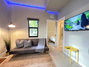 Il comprend un salon doté d'un canapé et d'une télévision à écran plat. dans l'établissement Apartment 2BD 1BR CalleOcho Brickell Downtow Beach 15 min A, à Miami