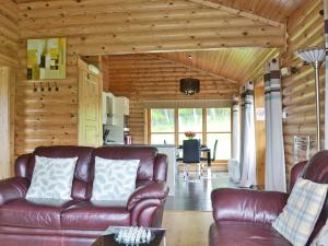 Zona d'estar a Ashknowe Log Cabin - S4590