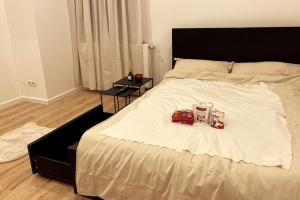 Un pat sau paturi într-o cameră la Dein Apartment