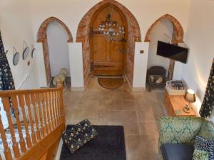 - un salon avec une porte en bois et un escalier dans l'établissement The Old Folly, à Hunmanby