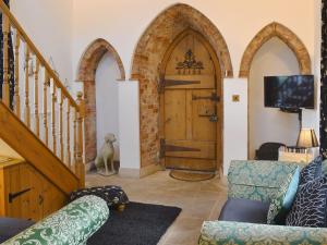 - un salon avec un escalier et une porte en bois dans l'établissement The Old Folly, à Hunmanby