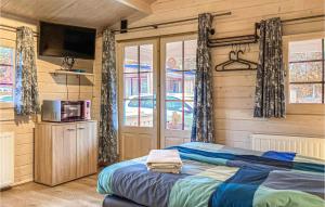 Ένα ή περισσότερα κρεβάτια σε δωμάτιο στο Awesome Home In Heinkenszand With Wifi