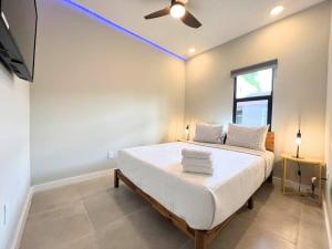 Schlafzimmer mit einem Bett und einem Deckenventilator in der Unterkunft Cozy Apartment Calle Ocho Brickell Dwtwn Beach 15 min C in Miami