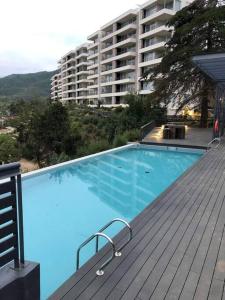 a large blue swimming pool next to a building at Papudo, Chile in Papudo