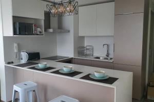a kitchen with two cups and plates on a counter at Papudo, Chile in Papudo