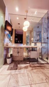 ein großes Badezimmer mit einer Theke und einem Waschbecken in der Unterkunft Luxury 53rd Flr Condo with Amazing Sunset View & Balcony NO ReFee at Palms Place in Las Vegas