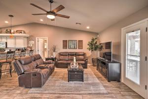 Χώρος καθιστικού στο Lake Havasu Home with Private Pool, Patio and Grill!