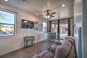 Μια τηλεόραση ή/και κέντρο ψυχαγωγίας στο Lake Havasu Home with Private Pool, Patio and Grill!