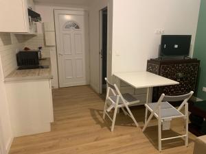 Kuchyňa alebo kuchynka v ubytovaní Appartement T2 Paray vieille poste