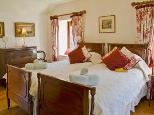 WestleighにあるThe Linhayのベッドルーム1室(大型木製ベッド1台、枕付)