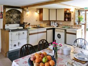 Wetherlam - E3829 في Lowick Green: مطبخ مع طاولة عليها صحن من الفواكه