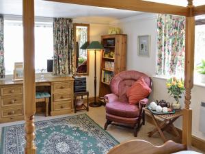 een woonkamer met een bureau en een stoel bij Wetherlam - E3829 in Lowick Green