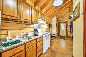 Φωτογραφία από το άλμπουμ του Creekside Seward Cabin with BBQ Fire Pit on 3 Acres! σε Seward