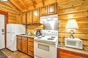 Φωτογραφία από το άλμπουμ του Creekside Seward Cabin with BBQ Fire Pit on 3 Acres! σε Seward