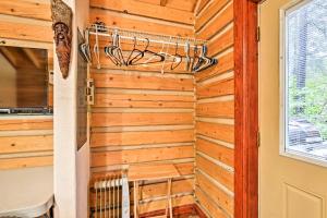Φωτογραφία από το άλμπουμ του Creekside Seward Cabin with BBQ Fire Pit on 3 Acres! σε Seward +21 φωτογραφίες