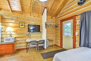 TV a/nebo společenská místnost v ubytování Creekside Seward Cabin with BBQ Fire Pit on 3 Acres!