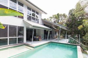 ヌーサヘッズにあるMamilla Beach House Designer Beach Houseのスイミングプール付きの家の外観