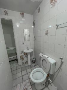 y baño con aseo y lavamanos. en Pousada da Praia, en Recife