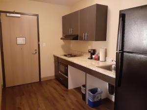 Simple Suites Boise Airport的厨房或小厨房