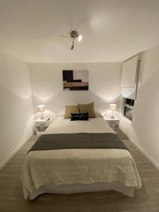 1 dormitorio con 1 cama grande y 2 lámparas en Departamento 2 Amb - Ocean Drive Country, en Punta del Este