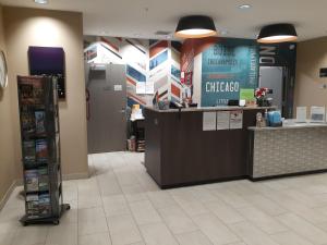 ein Geschäft mit einem Geldautomaten in einem Geschäft in der Unterkunft Simple Suites Boise Airport in Boise