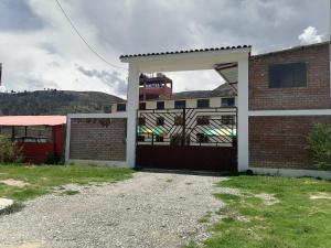 una casa con garage con un edificio in mattoni di Catalina Huanca Resort a San Jerónimo