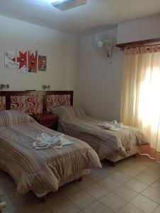Habitación de hotel con 2 camas y ventana en Hotel Neptuno en Miramar