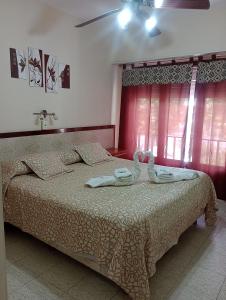 una camera da letto con un letto e due asciugamani di Hotel Neptuno a Miramar