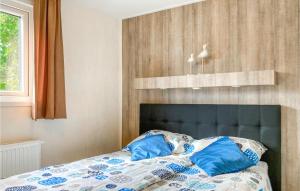 Ένα ή περισσότερα κρεβάτια σε δωμάτιο στο Nice Home In Heinkenszand With Wifi