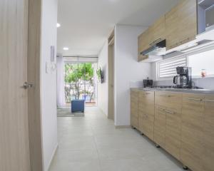 卡利的住宿－Edificio Vida Nueva，厨房配有木制橱柜和蓝色椅子