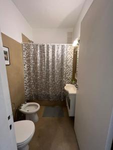 baño con 2 aseos y cortina de ducha en Departamento en Recoleta, Buenos Aires en Buenos Aires