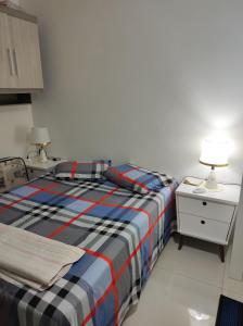 1 dormitorio con cama y mesita de noche con cama sidx sidx en Pousada da Dinda - Casa Familiar, en São Gabriel