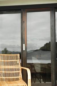 un banc en osier assis devant une fenêtre dans l'établissement El Nido Bayview Resort, à El Nido