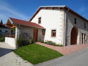een klein wit huis met een gazon ervoor bij Gîte Harsault, 5 pièces, 9 personnes - FR-1-589-79 in Bains-les-Bains