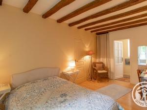 una camera da letto con un letto, un tavolo e una sedia di Charmant gîte familial avec parc, près des vignobles, à 30 min d’Angers - Confort et cadre raffiné. - FR-1-622-34 a Rochefort-sur-Loire