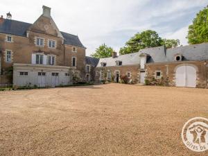 an image of a large house with a large yard at Charmant gîte familial avec parc, près des vignobles, à 30 min d’Angers - Confort et cadre raffiné. - FR-1-622-34 in Rochefort-sur-Loire