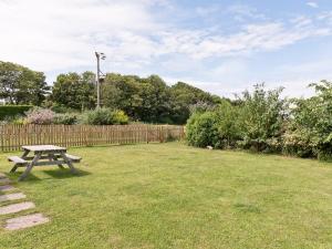 a picnic table in the grass in a yard at Sky Lark in Weybourne