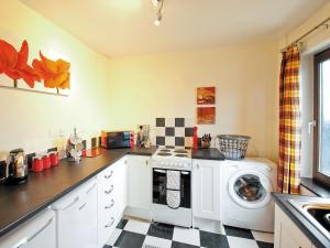 eine Küche mit Waschmaschine in der Unterkunft Treacle Cottage At Treacle Den - E5385 in Lympne