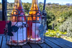 due bottiglie di vino sedute sopra un tavolo di Relax on Newton a Oneroa