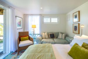 una camera da letto con un letto e un divano di Relax on Newton a Oneroa