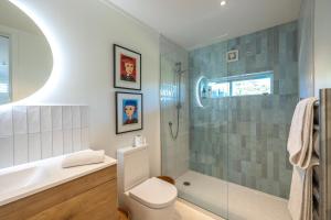 un bagno con doccia, WC e lavandino di Relax on Newton a Oneroa Altre 14 foto