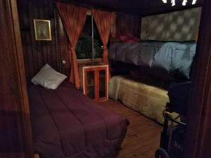 a small bedroom with a bed and a window at Cabaña romantica ideal para ir en pareja in Valparaíso
