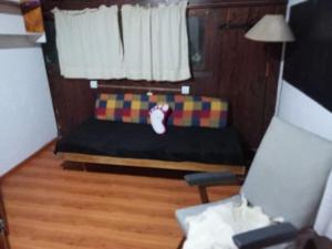 un sofá pequeño en una habitación con ventana en DUPLEX BARRIO CONSTITUCIÓN A 6 CUADRAS DE LA PLAYA en Mar del Plata