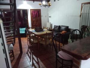 sala de estar con mesa y sillas en DUPLEX BARRIO CONSTITUCIÓN A 6 CUADRAS DE LA PLAYA en Mar del Plata